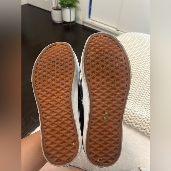 Vans - Picture 3 of 4